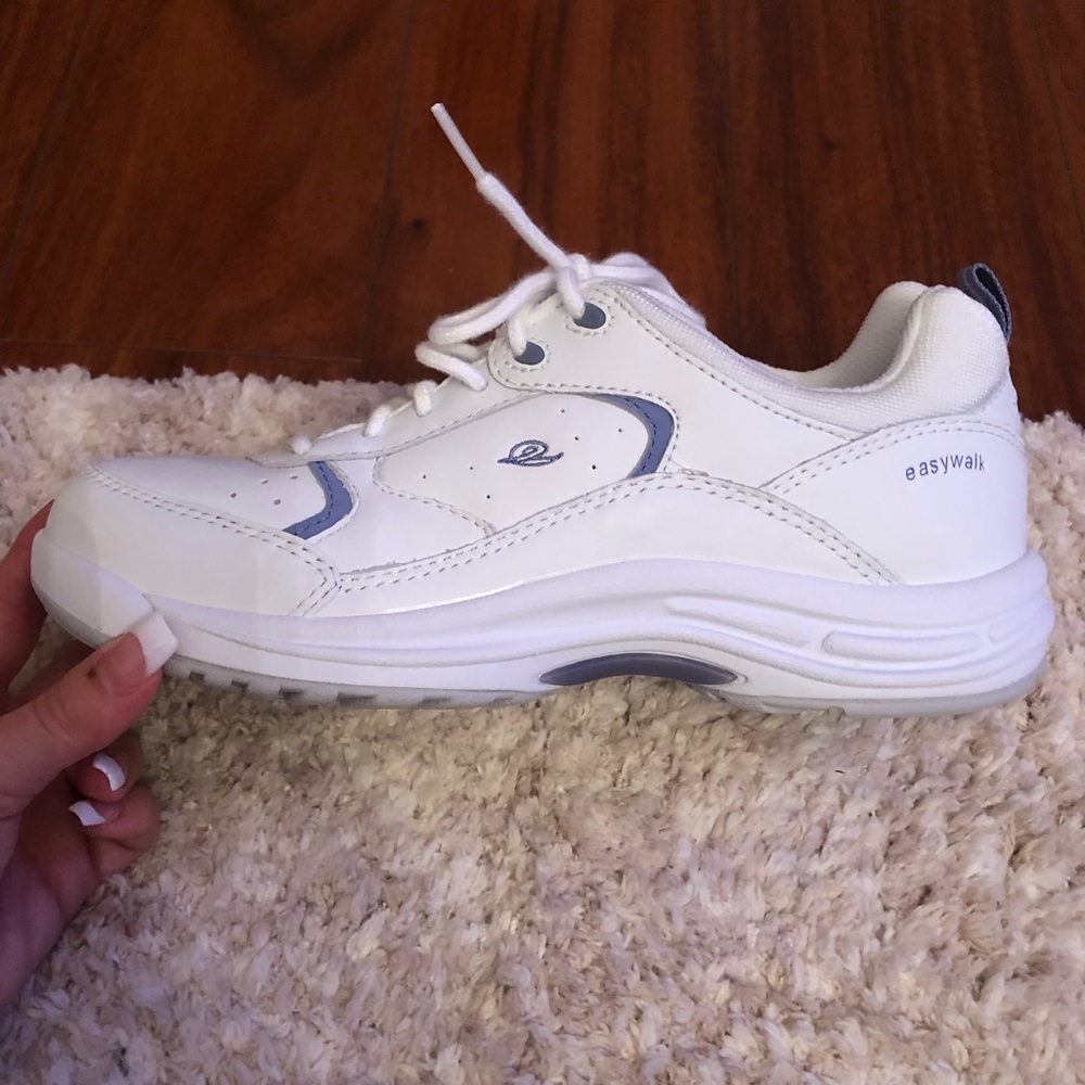 Women’s size 5.5 NWT Easy Spirit sneakers!